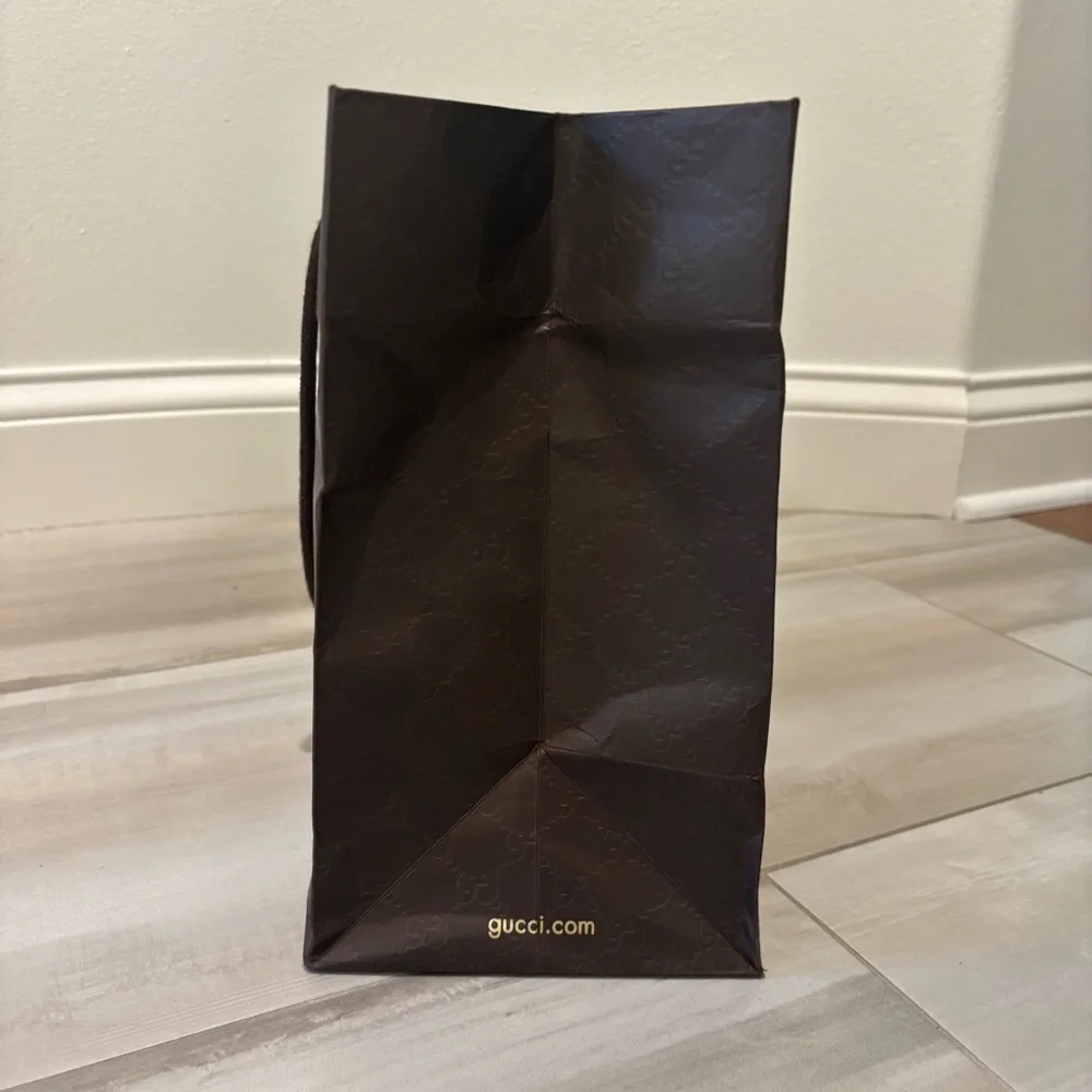 Gucci paper shopping